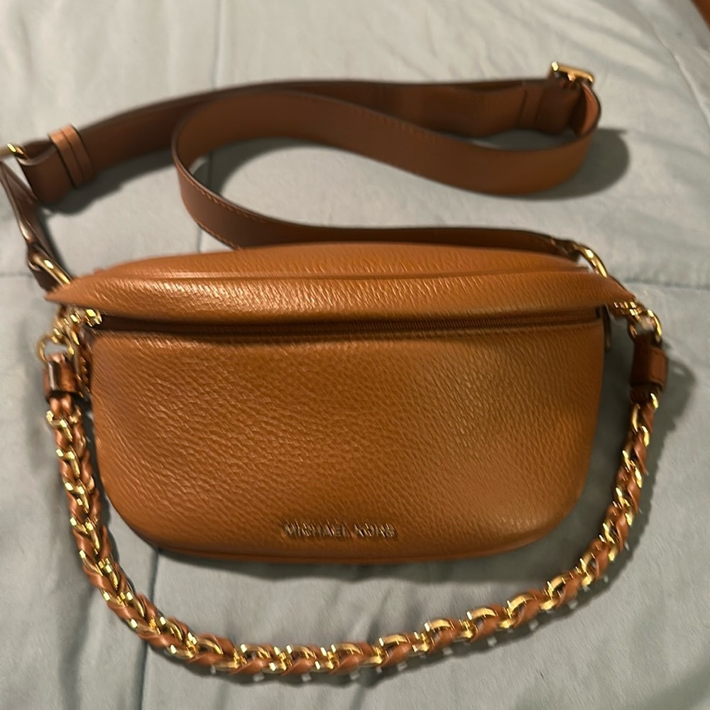 **NWOT**. MICHAEL KORS SMALL
SLATER SLING MESSENGER BAG